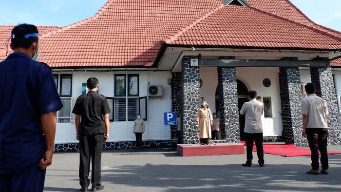 RSUP Dr Soeradji Tirtonegoro (RSST) Klaten menyambut 12 karyawannya yang sembuh dari Corona. Manajemen RSST menggelar welcome home party secara sederhana, Selasa (29/9/2020)