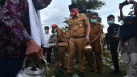 Pelaksana Tugas Wali Kota Palu Sigit Purnomo Said atau Pasha Ungu (tengah) juga ikut turun langsung berdoa saat berziarah ke makam massal korban bencana gempa, tsunami dan likuefaksi, di Kelurahan Poboya, Palu, Sulawesi Tengah, Senin (28/9/2020). ANTARA FOTO/Mohamad Hamzah