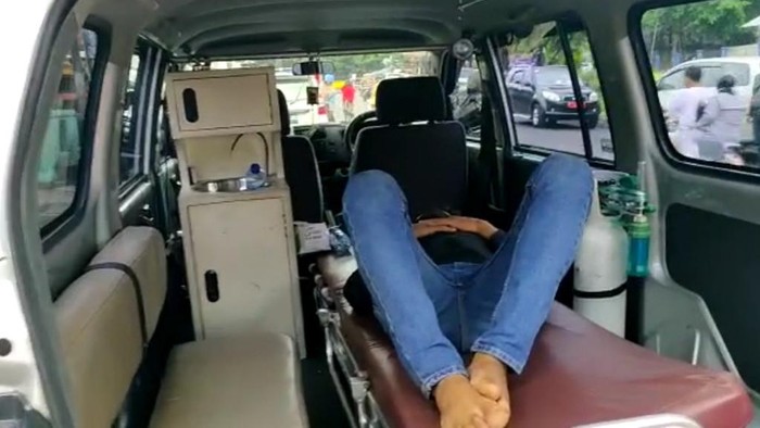 Pelanggar protokol kesehatan di Ciamis dimasukan ke dalam mobil ambulans.