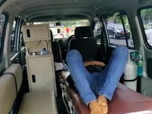 Pelanggar Protokol Kesehatan di Ciamis Dihukum Tidur Dalam Ambulans