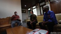 FX. Suparjo ditemui oleh romo kepala paroki, Emmanuel Nua MSF (berbaju merah).