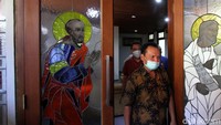 FX Suparjo datang menggunakan baju batik dan bermasker langsung masuk menemui Romo Paroki Gereja Santo Paulus Kleco Emanuel Nuwa.
