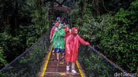 Ada beberapa aturan yang harus dipatuhi wisatawan saat naik ke jembatan gantung ini, salah satunya Jembatan Gantung Situ Gunung hanya dapat dinaiki 40 pengunjung saja dalam waktu bersamaan.