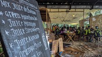Restoran dan rumah makan di sekitar lokasi pun ikut merayakan berkahnya.