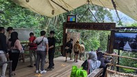 Jembatan gantung ini dibuat dari kayu ulin atau kayu besi. Kayu ulin ini dikirim langsung dari Papua.