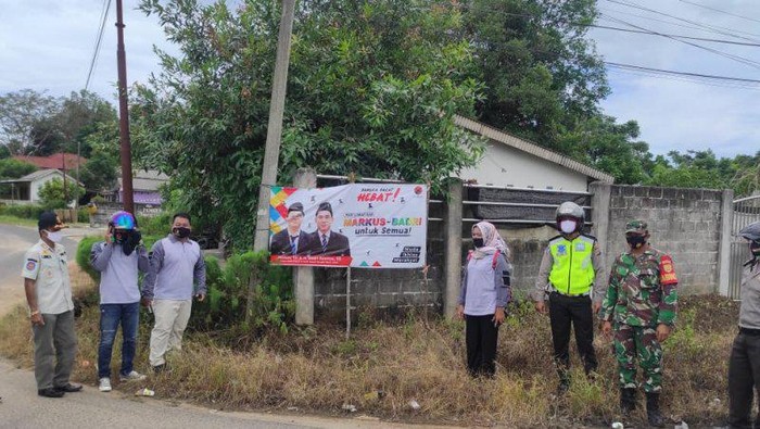 Penertiban APK Pilkada Bangka Barat 2020 oleh tim gabungan. (ANTARA/dok. Bawaslu Bangka Barat)