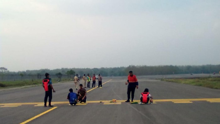 Pengecekan landasan Bandara Ngloram di Blora