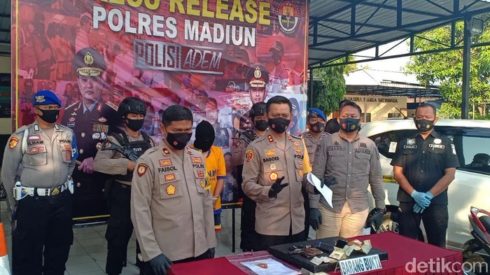 Seorang pemuda di Madiun dibekuk polisi dalam kasus penggelapan kendaraan. Ia menggadaikan belasan kendaraan yang disewa.