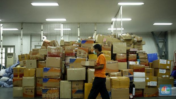 Pekerja PT Pos Indonesia mengemas barang yang akan dikirim ke berbagai daerah di Indonesia, Selasa (29/9/2020). 

Asosiasi Perusahaan Jasa Pengiriman Ekspres, Pos dan Logistik Indonesia menyampaikan pada masa pandemi Covid-19 perusahaan yang melayani kiriman barang antar pelanggan (customer to customer) serta pebisnis ke pelanggan (business to customer) cenderung naik.

Asosiasi Perusahaan Jasa Pengiriman Ekspres, Pos dan Logistik (Asperindo) mengungkapkan walaupun hampir seluruh aktivitas investasi dan ekspansi bisnis jasa pengiriman ekspres tertunda karena pandemi Covid-19, tetap ada sejumlah perusahaan jasa kurir yang melakukan ekspansi.

Ketua DPP Asperindo Mohammad Feriadi mengatakan jasa pengiriman ekspres sangat dibutuhkan masyarakat di tengah Pembatasan Sosial Berskala Besar (PSBB) di wilayah DKI Jakarta terutama.  

Menurut pandangan kami ini ekspansi di tengah mode survival sangat positif mengingat jasa pengiriman memang sangat dibutuhkan oleh masyarakat saat PSBB, perekonomian harus tetap berjalan dan jasa pengiriman ada dalam ekosistem,