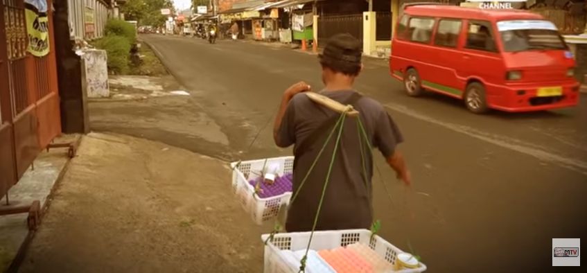 Meski Tertatih, Penjual Agar-agar Ini Tetap Cari Nafkah Demi Urus Anak Yatim