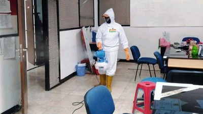 Penyemprotan Disinfektan di Kawasan Industri Pulogadung