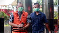 Penyidik KPK menuntaskan penyidikan tersangka kasus dugaan suap-gratifikasi Rp 46 miliar mantan Sekretaris MA, Nurhadi. Nurhadi dan menantunya, Rezky Herbiyono, segera disidang di PN Tipikor Jakarta.
