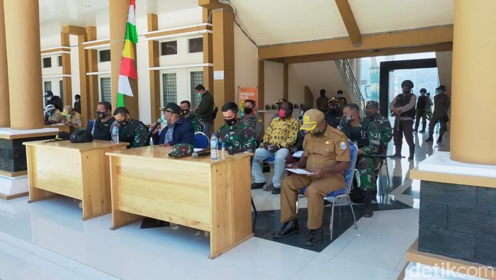 Suasana Pertemuan Pemda, TNI-Polri dan Tokoh- Tokoh di kabupaten Intan Jaya, Selasa (29/9)
