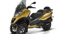 Piaggio MP3 500 juga punya embel-embel HPE, yang memiliki arti (High Performance Engine). Di balik jantung pacunya, motor roda tiga ini punya mesin 493 cc satu silinder yang mampu memuntahkan tenaga maksimum 44,2 hp di 7.750 rpm dan torsi 47.5 Nm di 5.500 rpm. Piaggio menyebut mesin terbaru ini memberikan kinerja 14% lebih tinggi dibanding mesin 500 cc sebelumnya, serta konsumsi bahan bakar rata-rata 25 km/liter.  Foto: Piaggio Indonesia