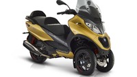 Piaggio MP3 500 HPE Sport Advanced juga dilengkapi dengan fitur roll lock pada suspensi depan yang memungkinkan pengendara memarkir Piaggio MP3 di mana saja dengan mudah dan tanpa harus berpijak di permukaan jalan. Pemiliknya juga dapat memilih mode berkendara ECO atau STD yang mereka sukai melalui sistem Ride-by-Wire. Foto: Piaggio Indonesia