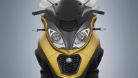 Selain punya gigi mundur, motor ini juga dibekali beberapa fitur canggih, seperti lampu depan baru DRL berteknologi LED, pengererman yang terintegrasi ABS (anti-lock braking system) dan kontrol traksi ASR (anti slip regulation) untuk kendali maksimal di berbagai permukaan jalan. Foto: Piaggio Indonesia