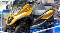 Tertarik meminangnya? Di Indonesia, Piaggio MP3 500 Sport Advanced baru tersedia dalam warna Oro Opaco (Emas) dengan harga Rp360 juta (OTR Jakarta). Harganya lebih mahal ya dari mobil Low SUV di Indonesia, di mana paling murah dibanderol Rp 196,5 juta hingga termahal Rp 292,7 juta. Foto: Piaggio Indonesia