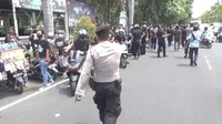Kapolresta Denpasar Kombes Jensen Aviatus Panjaitan menyebut pembubaran dilakukan secara persuasif karena massa berkerumun tanpa jaga jarak. (dok. Polresta Denpasar)