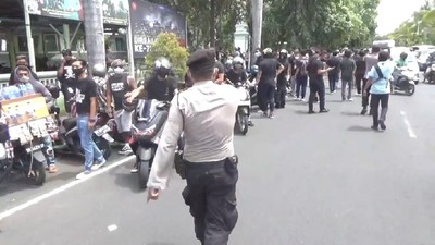 Polisi Bubarkan Demo Pendukung Jerinx di PN Denpasar