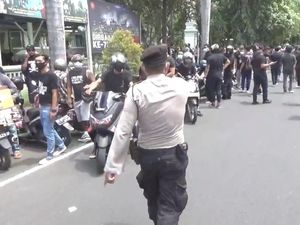 Polisi Bubarkan Demo Pendukung Jerinx di PN Denpasar