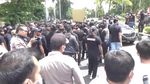 Polisi Bubarkan Demo Pendukung Jerinx di PN Denpasar