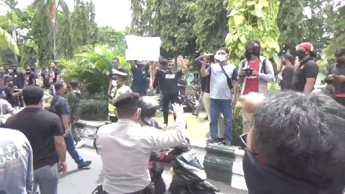 Polisi bubarkan demo pendukung Jerinx SID di depan PN Denpasar (dok. Polresta Denpasar) Polisi bubarkan demo pendukung Jerinx SID di depan PN Denpasar (dok. Polresta Denpasar)