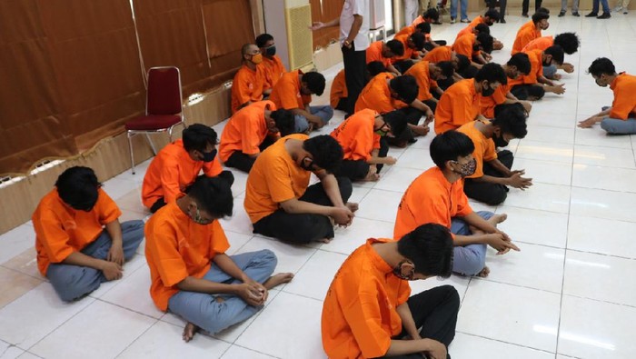 Polres Metro Bekasi menangamankan 28 ABG yang membawa senjata tajam dan hendak tawuran (dok Istimewa)