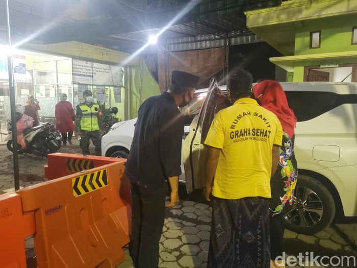 Senin (28/9), puluhan warga Probolinggo menolak penjemputan seorang ibu yang positif COVID-19, oleh Satgas setempat. Kini wanita itu sudah menjalani isolasi di rumah sehat.