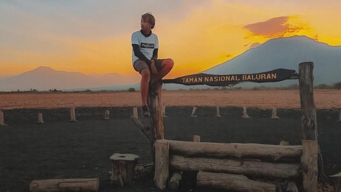 Pria Ini Nekat Keliling Indonesia dengan Bekal Pas-pasan Seorang pemuda asal Sukabumi ini nekat keliling Indonesia dengan bekal pas-pasan. Hal itu ia lakukan sebagai nazar sebelum menikah.