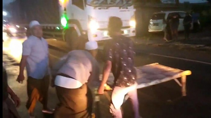 Puluhan warga Probolinggo menolak penjemputan seorang ibu hamil yang positif COVID-19, oleh petugas Satgas COVID-19. Warga sempat menutup jalan pantura hingga lalu lintas tersendat.