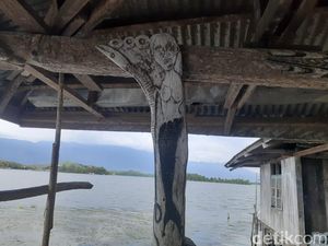 Foto: Simbol Putri Duyung di Suku Sentani