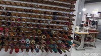 Menurut pemilik butik, Wijiastuti, pihaknya harus menyiasati menurunnya daya beli konsumen saat pandemi COVID-19 ini.