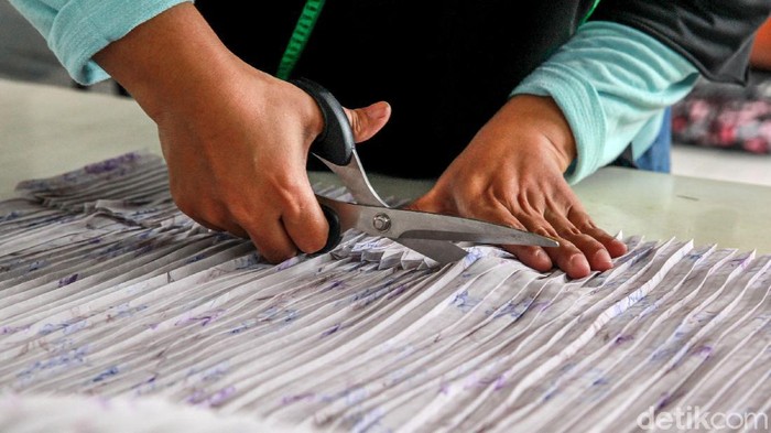 Para pelaku UMKM harus memutar otak dan lebih kreatif untuk dapat bertahan di era pandemi ini. Seperti yang dilakukan Butik Dewi Sambi di Tangerang ini.