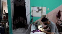 Beberapa model baju yang siap diproduksi tampak dipajang.