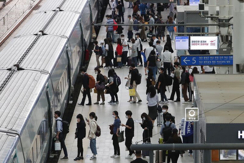Warga Korsel bersiap untuk merayakan Chuseok di tengah pandemi COVID-19. Stasiun kereta hingga bandara pun mulai ramai warga yang akan mudik ke kampung halaman.