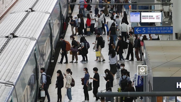 Warga Korsel bersiap untuk merayakan Chuseok di tengah pandemi COVID-19. Stasiun kereta hingga bandara pun mulai ramai warga yang akan mudik ke kampung halaman.