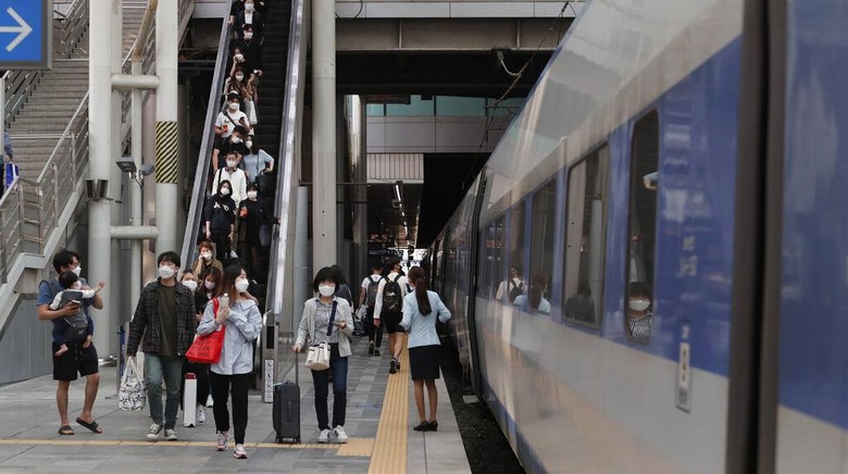 Stasiun Kereta-Bandara di Korsel Ramai Pemudik Jelang Perayaan Chuseok Warga Korsel bersiap untuk merayakan Chuseok di tengah pandemi COVID-19. Stasiun kereta hingga bandara pun mulai ramai warga yang akan mudik ke kampung halaman.