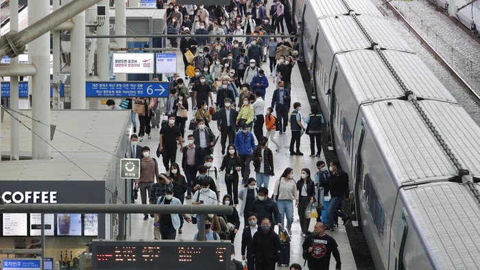 Stasiun Kereta-Bandara di Korsel Ramai Pemudik Jelang Perayaan Chuseok Warga Korsel bersiap untuk merayakan Chuseok di tengah pandemi COVID-19. Stasiun kereta hingga bandara pun mulai ramai warga yang akan mudik ke kampung halaman.
