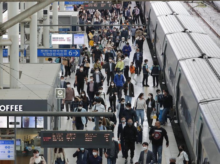 Warga Korsel bersiap untuk merayakan Chuseok di tengah pandemi COVID-19. Stasiun kereta hingga bandara pun mulai ramai warga yang akan mudik ke kampung halaman.