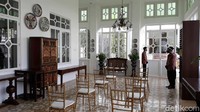 Namun ada tantangan untuk membersihkan rumah ini dari kelelawar, bahkan harus menunggu kelelawar bermigrasi. Hingga pada tahun 2017, bangunan benar-benar kosong. 