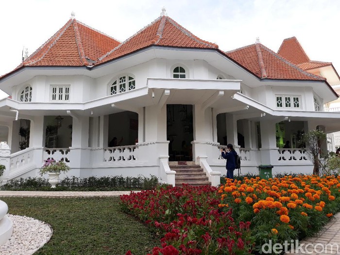 Sebuah bangunan di Jalan Perintis Kemerdekaan nomor 1, Laweyan, Solo, kini tampak berubah total. Bangunan yang sebelumnya menyeramkan itu kini menjadi cantik dan difungsikan sebagai galeri batik.
