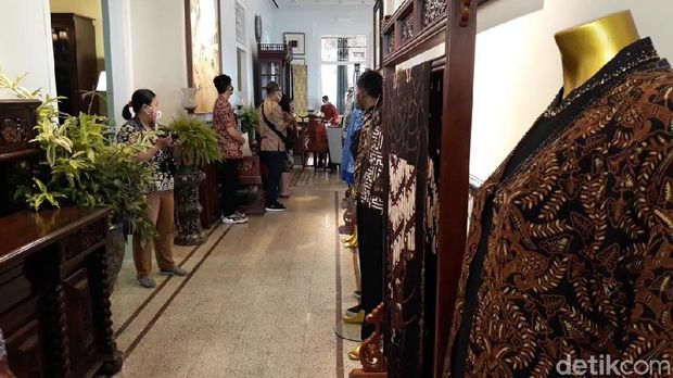 Sebuah bangunan di Jalan Perintis Kemerdekaan nomor 1, Laweyan, Solo, kini tampak berubah total. Bangunan yang sebelumnya menyeramkan itu kini menjadi cantik dan difungsikan sebagai galeri batik.