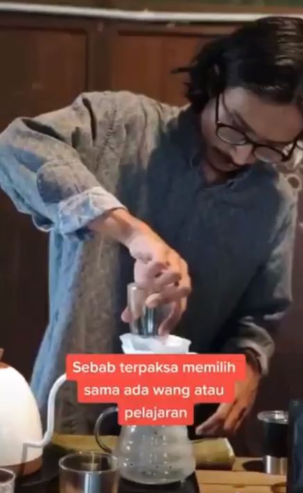 Tak Punya Uang, Mahasiswa Ini Ubah Kamar Tidurnya Jadi Kafe