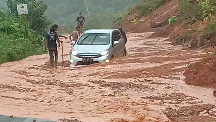 Tertimbun Material Longsor, Jalan Trans Pantai Barat Donggala Lumpuh