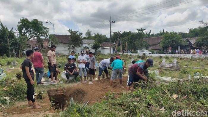 Tolak Pemakaman Protokol COVID-19, Warga Jember Urug Lubang Makam