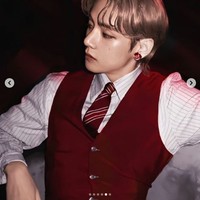 V atau Kim Taehyung berasal dari keluarga sederhana. Dia bergabung dengan BTS setelah sebelumnya mengikuti pelatihan di BigHit Entertainment selama tiga tahun. V yang bergabung dengan BTS sejak 2011, baru diperkenalkan secara resmi sebagai personel Bangtan Boys pada 2013.Foto: Internet