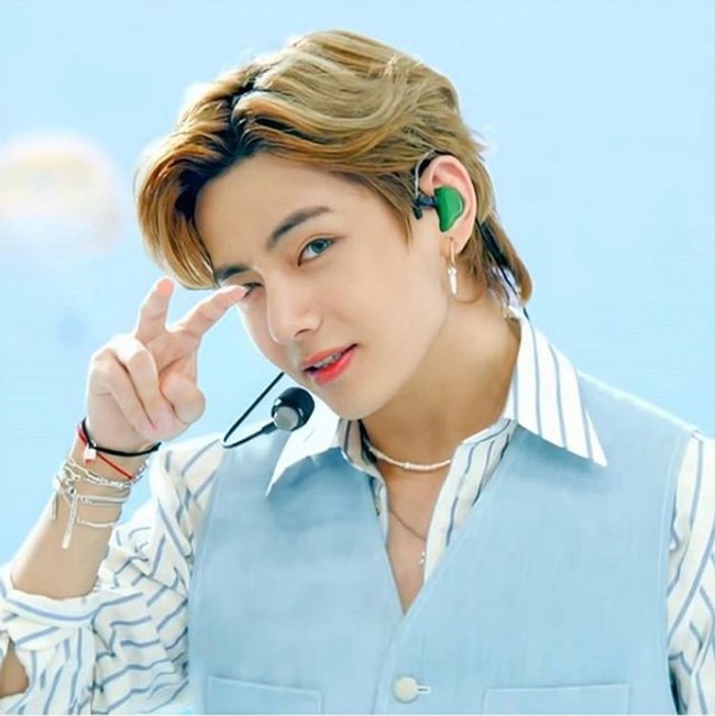 V BTS bergaya dengan vest biru dan kemeja bergaris biru untuk penampilannya menyanyikan Dynamite di acara Today Citi Music Series. Foto: Internet