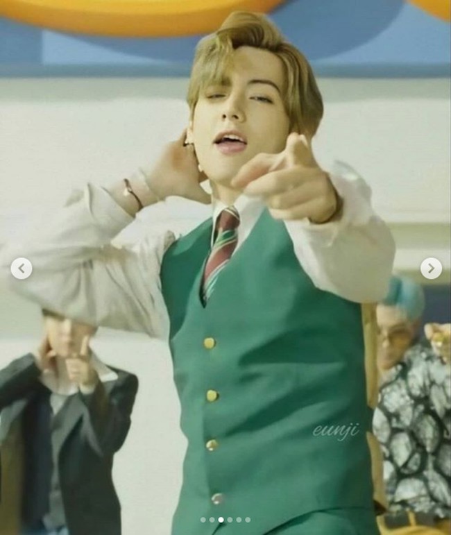 Penampilan retro V BTS dalam MV Dynamite ini sungguh membuat penggemarnya jatuh hati. Ditambah lagi mendengar suaranya yang berat namun merdu di video klip terbaru BTS, Dynamite. Busana yang dipakai Kim Taehyung di MV Dynamite seperti di foto ini seluruhnya dari brand Gucci. Foto: Internet