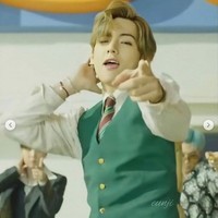 Penampilan retro V BTS dalam MV Dynamite ini sungguh membuat penggemarnya jatuh hati. Ditambah lagi mendengar suaranya yang berat namun merdu di video klip terbaru BTS, Dynamite. Busana yang dipakai Kim Taehyung di MV Dynamite seperti di foto ini seluruhnya dari brand Gucci. Foto: Internet