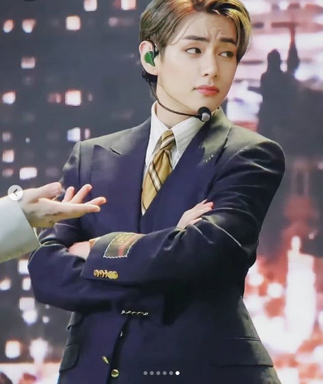 Dengan bibirnya yang merah, penampilan V BTS saat tampil bersama grupnya di acara MTV Video Music Awards 2020 juga memesona penggemarnya. Kemeja putih, blazer dan celana yang dipakai V BTS untuk acara MTV VMA ini datang dari koleksi Gucci Pre Fall 2020 Menswear Foto: Internet